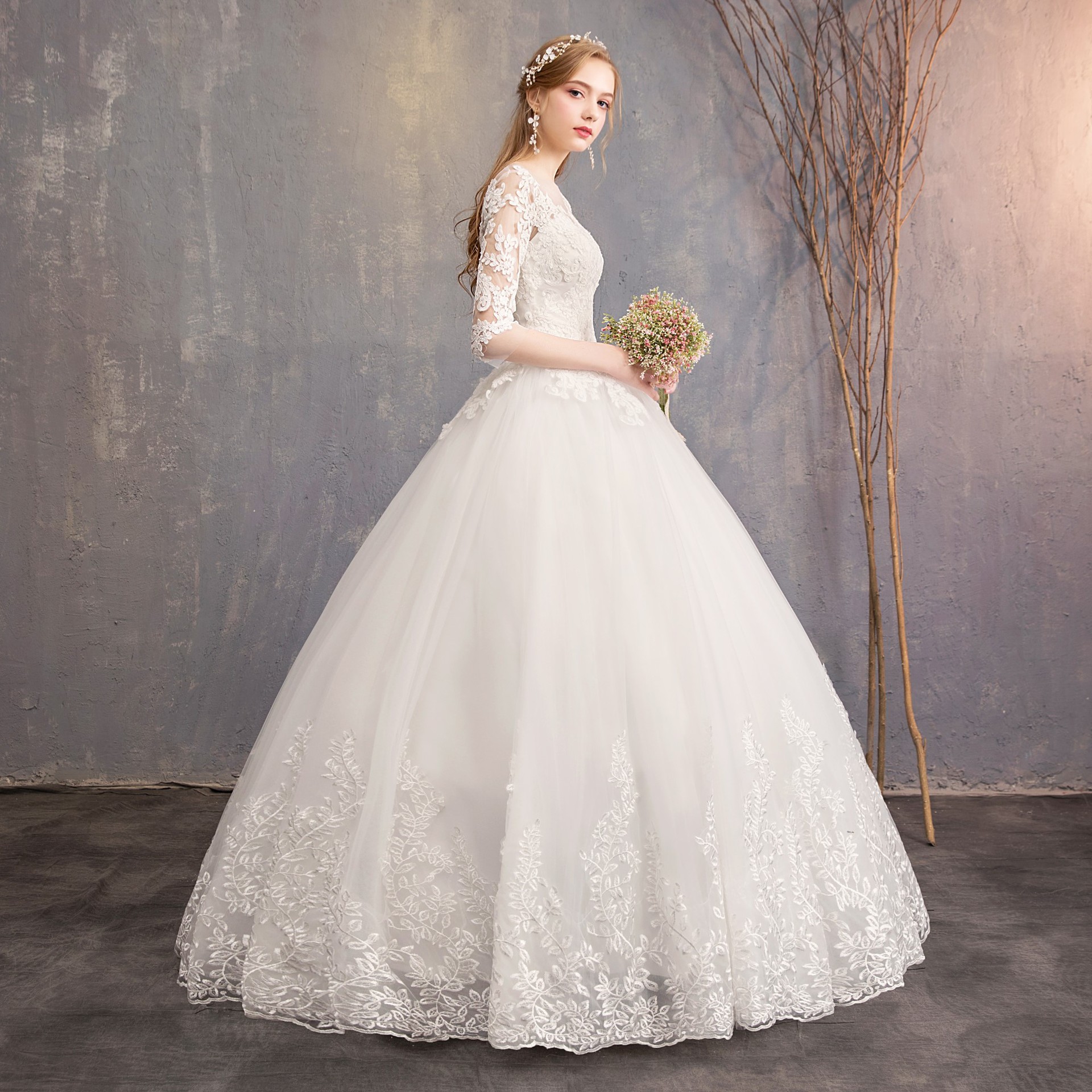 Elegante abito da sposa in pizzo con spalle scoperte, silhouette a trapezio e incantevoli maniche a palloncino - Tessuto traspirante in misto cotone per spose_voghion.com