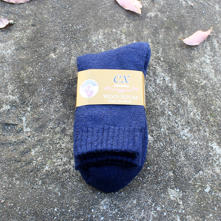 Otoño e invierno nuevos hombres forrados de lana caliente calcetines engrosados de color sólido Terry calcetines de media pantorrilla calcetines de algodón de los hombres al por mayor