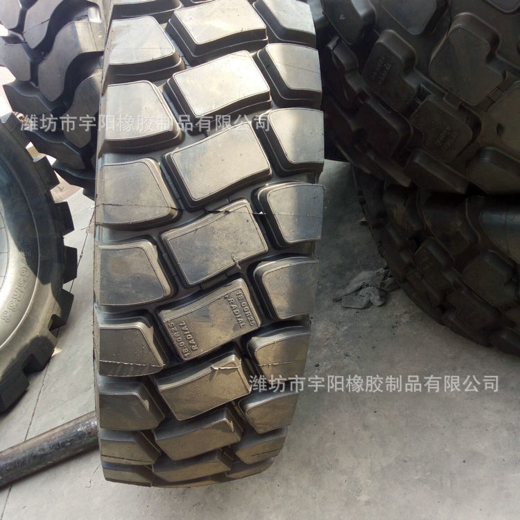 18.00R25矿山宽体车 钢丝轮胎块状大花纹  卡车自卸车