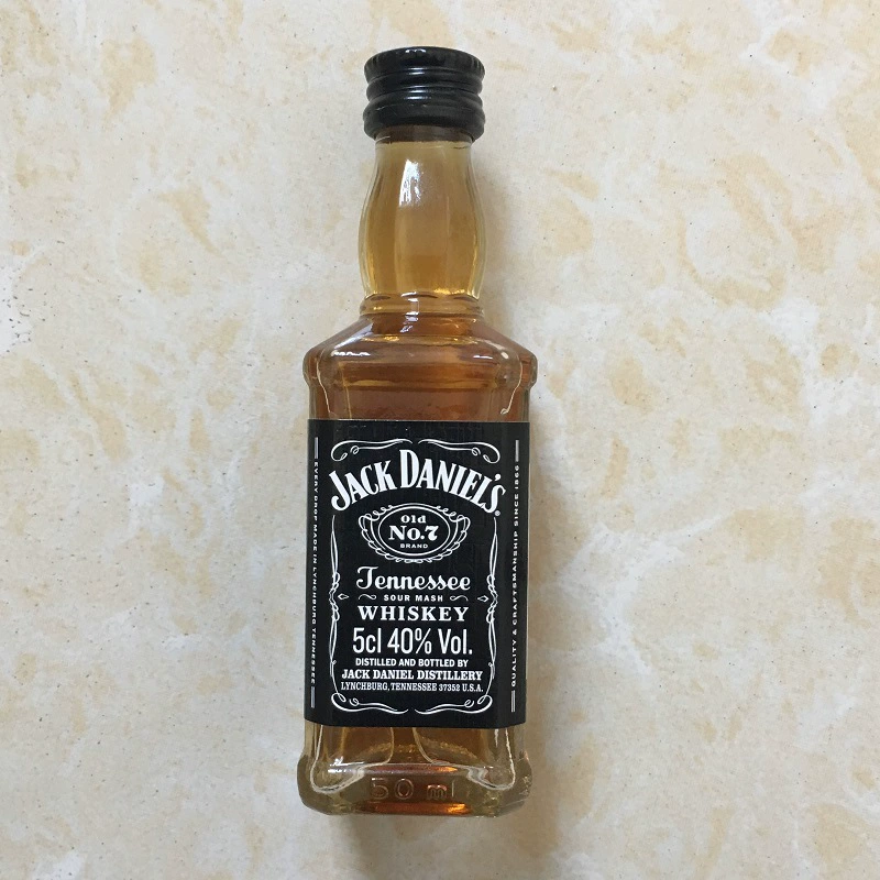 Миниатюрная ликерная наборка — Bacardi, Absolut, Chivas, Jameson и другие, ассорти 50 мл бутылок