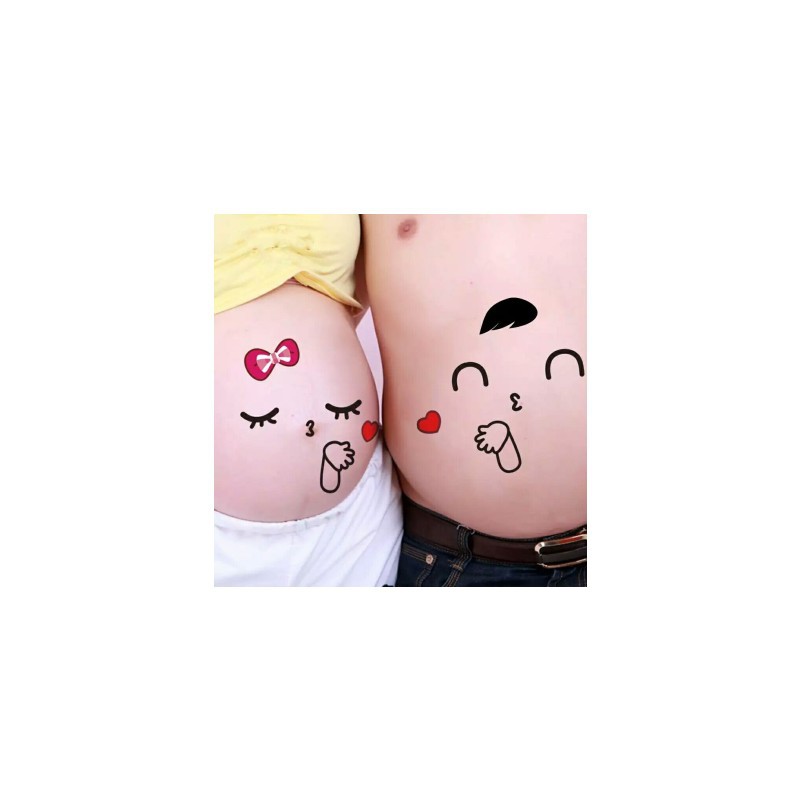 妊婦が腹のシールを撮って絵を描いています。