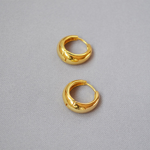 Elegant chunky earrings with a cool European and American metal style, featuring minimalist curved designs, polished brass electroplated with 18K real gold, embodying a trendy and fashionable look.
