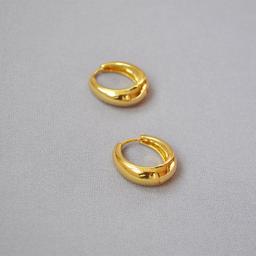 Elegant chunky earrings with a cool European and American metal style, featuring minimalist curved designs, polished brass electroplated with 18K real gold, embodying a trendy and fashionable look.