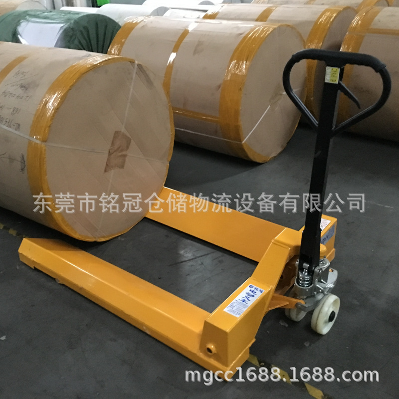 手动叉车厂家生产供应 纸筒叉车 便捷纸卷搬运车操作简单手动叉车