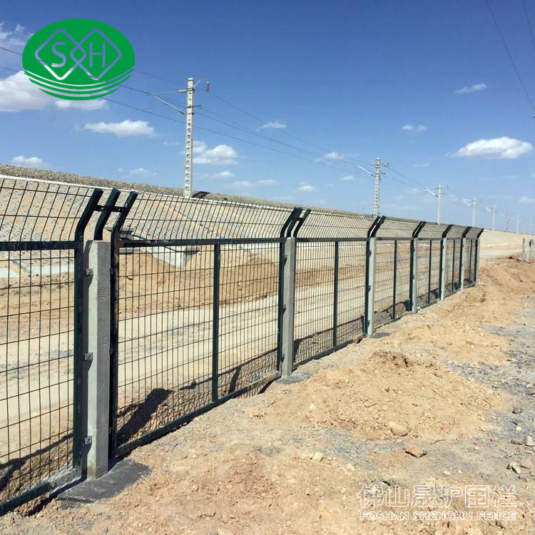 铁路护栏网围栏防护栅栏高速公路隔离栅圈地养殖铁丝围网