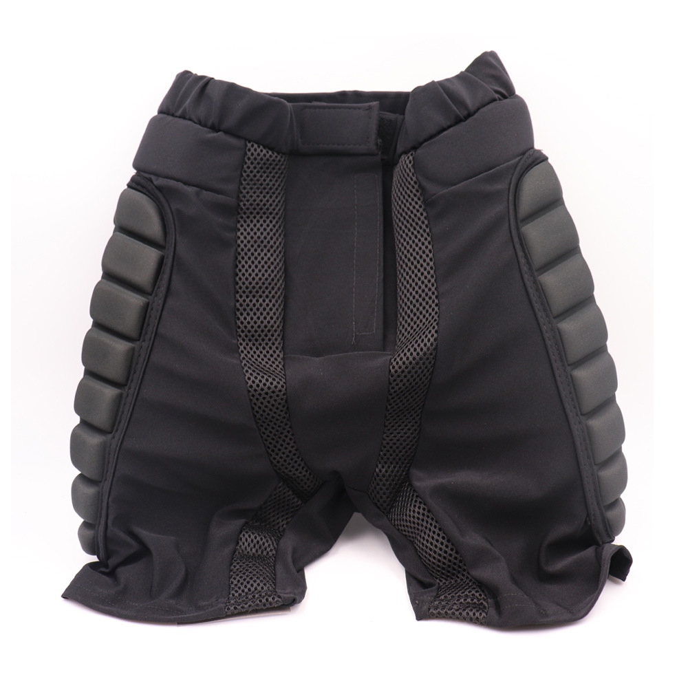 大人用ローラースケートでお尻を保護します。スケートボードでスケートします。