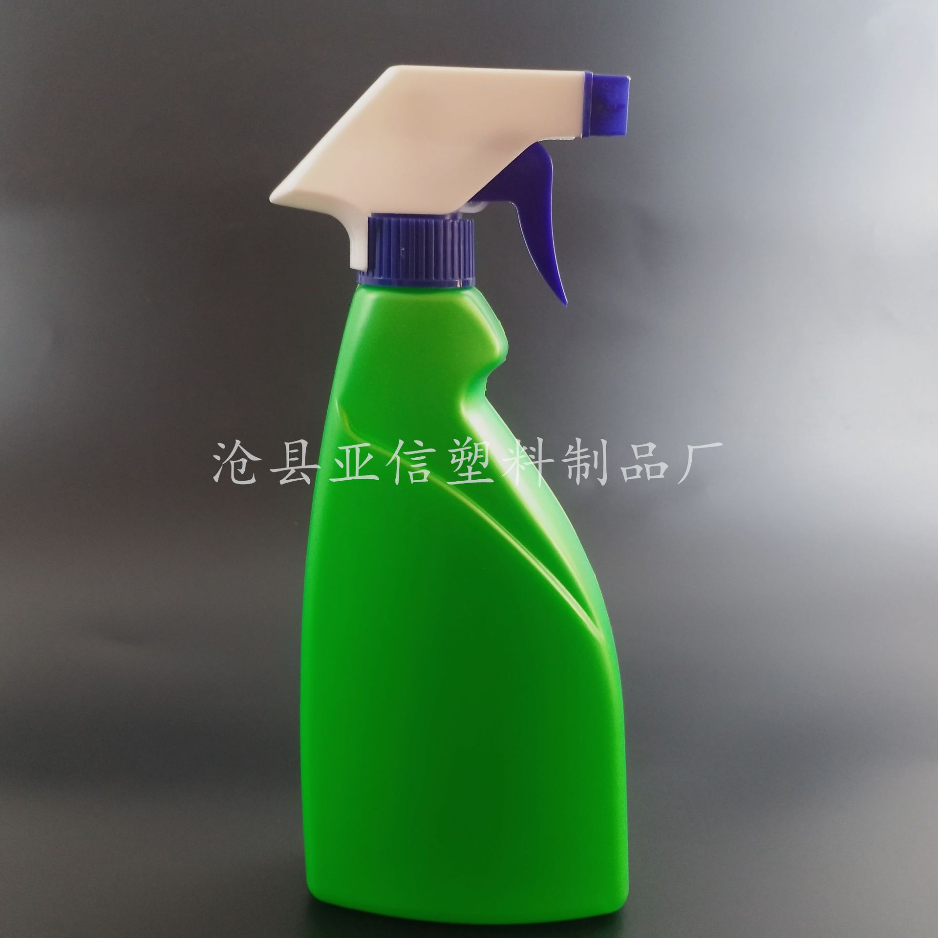 厂家供应批发细雾塑料喷雾瓶500m油烟净消毒液喷雾瓶包装手枪瓶PE