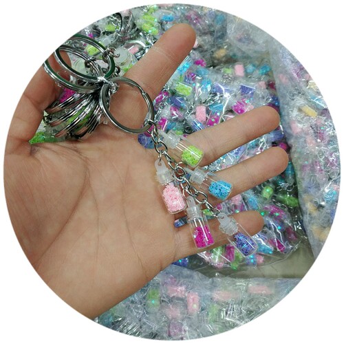 New keychains, mobile phone pendants, sugar babies, lollipops, bells, hot-selling gifts at boutiques and street stalls