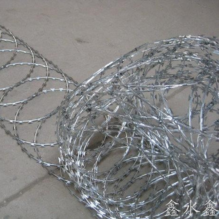 【厂家直接供应】刀片刺网,带刺铁丝网,螺旋式猪笼网直径50ＣＭ