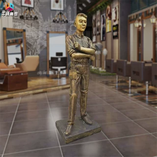现货玻璃钢雕塑仿铜色理发师人物雕塑理发店发廊门口迎宾雕塑摆件