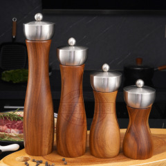 木の胡椒は手動の陶磁器の芯をつぶします。