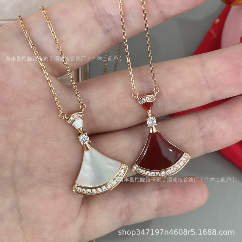 Baojia High-End White Mother-Of-Pearl and Red Agate Skirt-Shaped Necklace for Women, Simple and Sophisticated, Light Luxury Fan-Shaped Elegant Collarbone Chain Baojia High-End White Mother-Of-Pearl and Red Agate Skirt-Shaped Necklace for Women, Simple and Sophisticated, Light Luxury Fan-Shaped Elegant Collarbone Chain