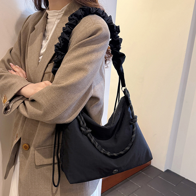 超轻休闲旅行包女2025新款休闲百搭尼龙布包运动风单肩收纳斜挎包