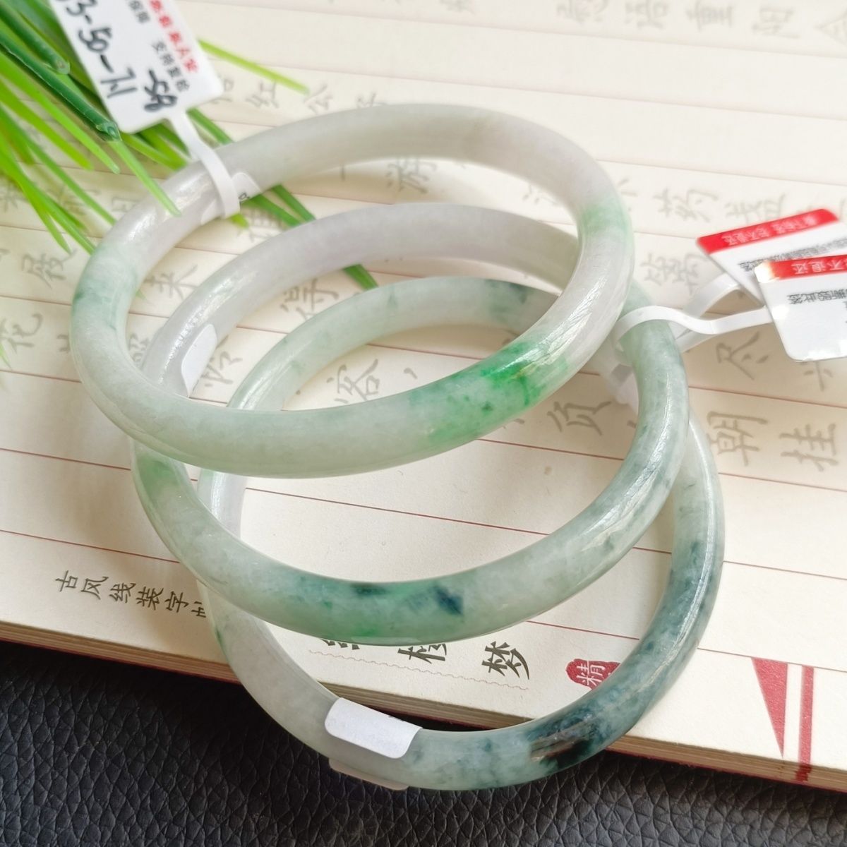 正宗明星热卖缅甸翡翠货飘花白底青辣绿贵妃扁圆手镯