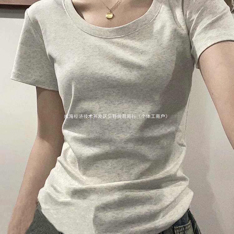 Лето 2025, новый стиль, женская футболка на правое плечо, с короткими рукавами, утягивающая хлопковая футболка с U-образным вырезом, универсальный короткий черный топ