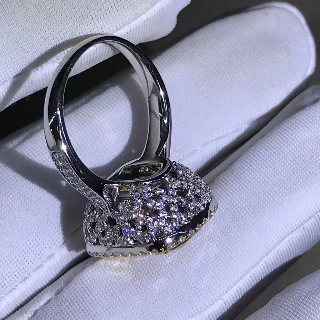 Anillo de diamantes de alto carbono de alta definición corte en forma de almohada S925 galvanoplastia gruesa de plata con incrustaciones de 8 quilates amarillo Diamante de alto carbono