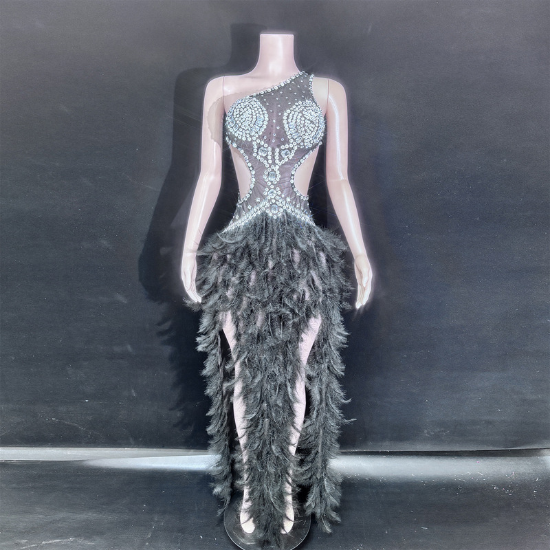 Retro Luxury Exquisite Dress with Bright Diamonds, Irregular Feather Hem, and Hollow-Out Design for Evening Events, Red Carpet, and Award Ceremonies