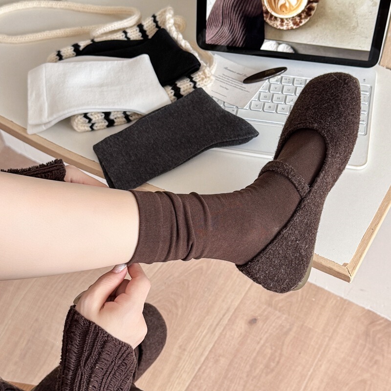 White women's socks, made of combed cotton, absorbent, seamless, mid-calf length, solid color, simple design, loose fit, and suitable for postpartum wear White women's socks, made of combed cotton, absorbent, seamless, mid-calf length, solid color, simple design, loose fit, and suitable for postpartum wear