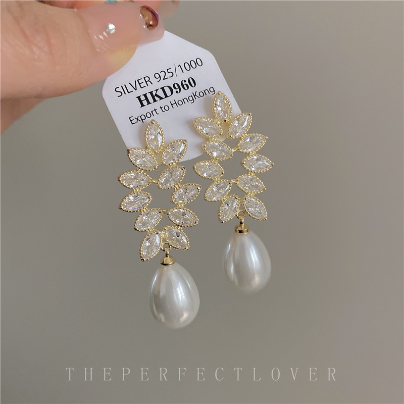 Shiny Leaf Water Droplets Imitation Pearl Copper Inlay Zircon Women's Drop Earrings display picture 3