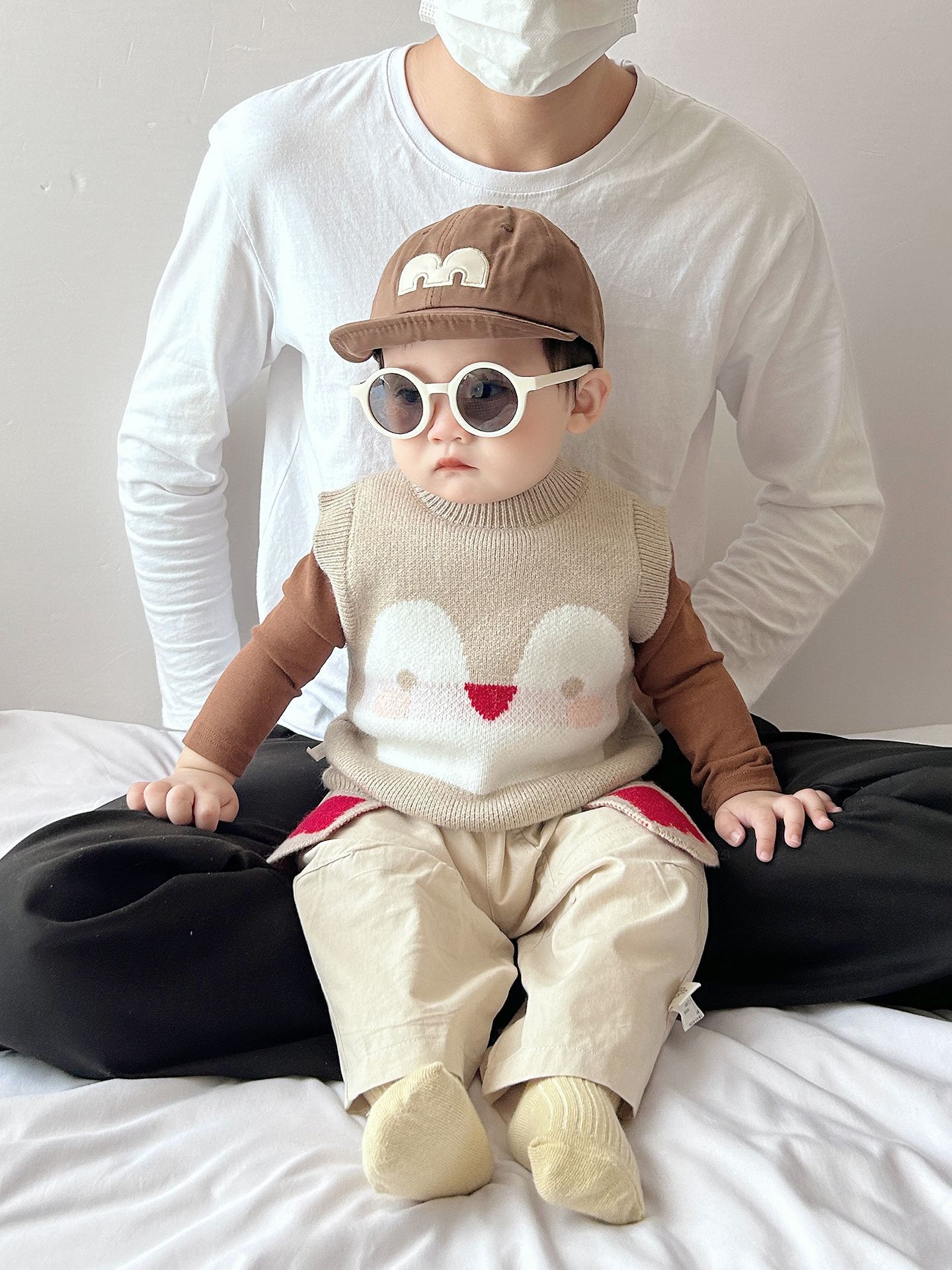 Baby lindo chaleco de punto primavera y otoño coreano chico camiseta de fondo a rayas bebé pantalones casuales de tres piezas