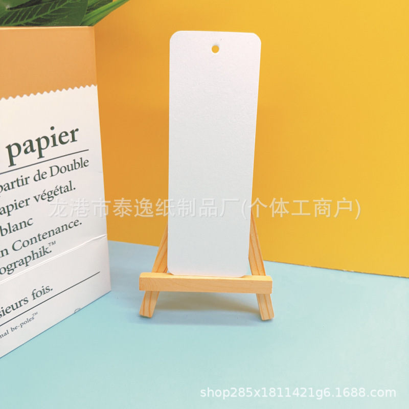 空白のしおりは紙の手書きの小学生が材料を作ってdiyの手作りの乾いた花のしおりのカードを書きます。|undefined