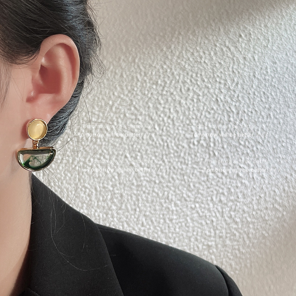 Elegant Retro Semicircle Round Alloy Inlay Resin Women's Drop Earrings display picture 2
