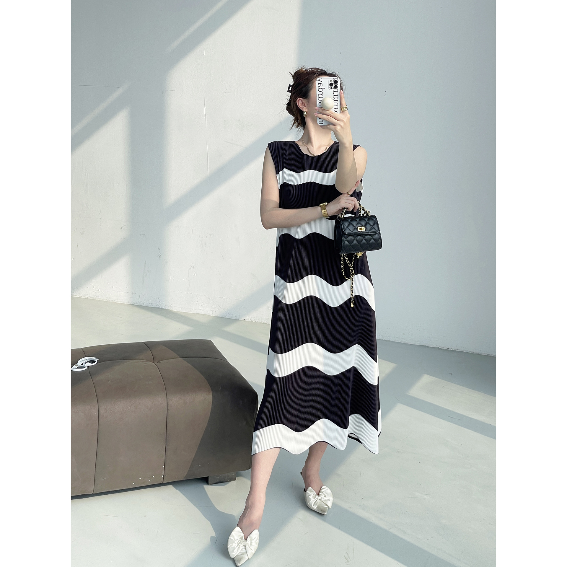 Đầm maxi nữ xếp ly dáng ôm, không tay, họa tiết sọc — Màu đen