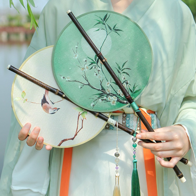 A waist fan that can roll up, a long-handled traditional round fan with a classical Chinese and qipao-style dance fan, giving off a fairytale-like charm for women, perfect for summer coolness and durability.