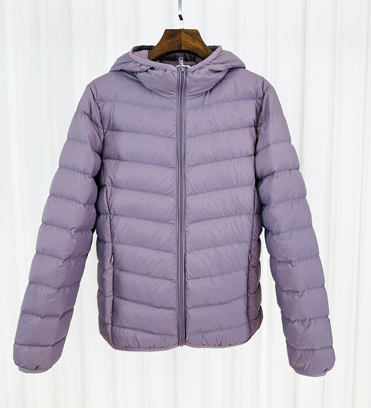 Chaqueta de plumón ligera para mujeres otoño y invierno 2025 nueva chaqueta de plumón de costillas con capuchón corto conveniente para almacenar chaqueta pequeña