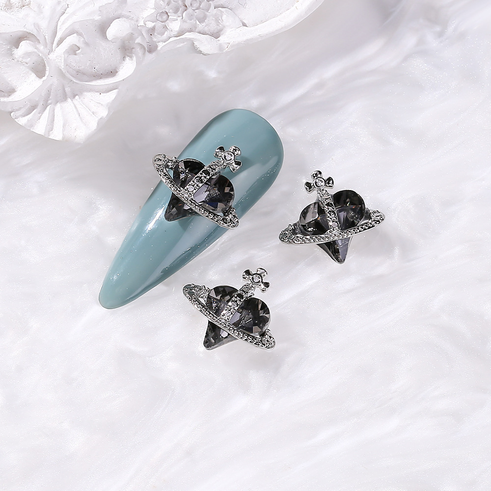 En línea celebridad reina madre uñas aleación joyería torcida melocotón corazón diamante retro estilo oscuro plata uñas accesorios de diamantes decorativos