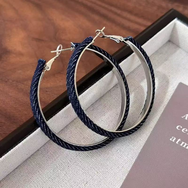 Personalidad europea y americana de moda esmerilado aretes de aretes de círculo para mujeres de alto nivel aretes redondos grandes aretes de aretes de lujo simple y ligero al por mayor