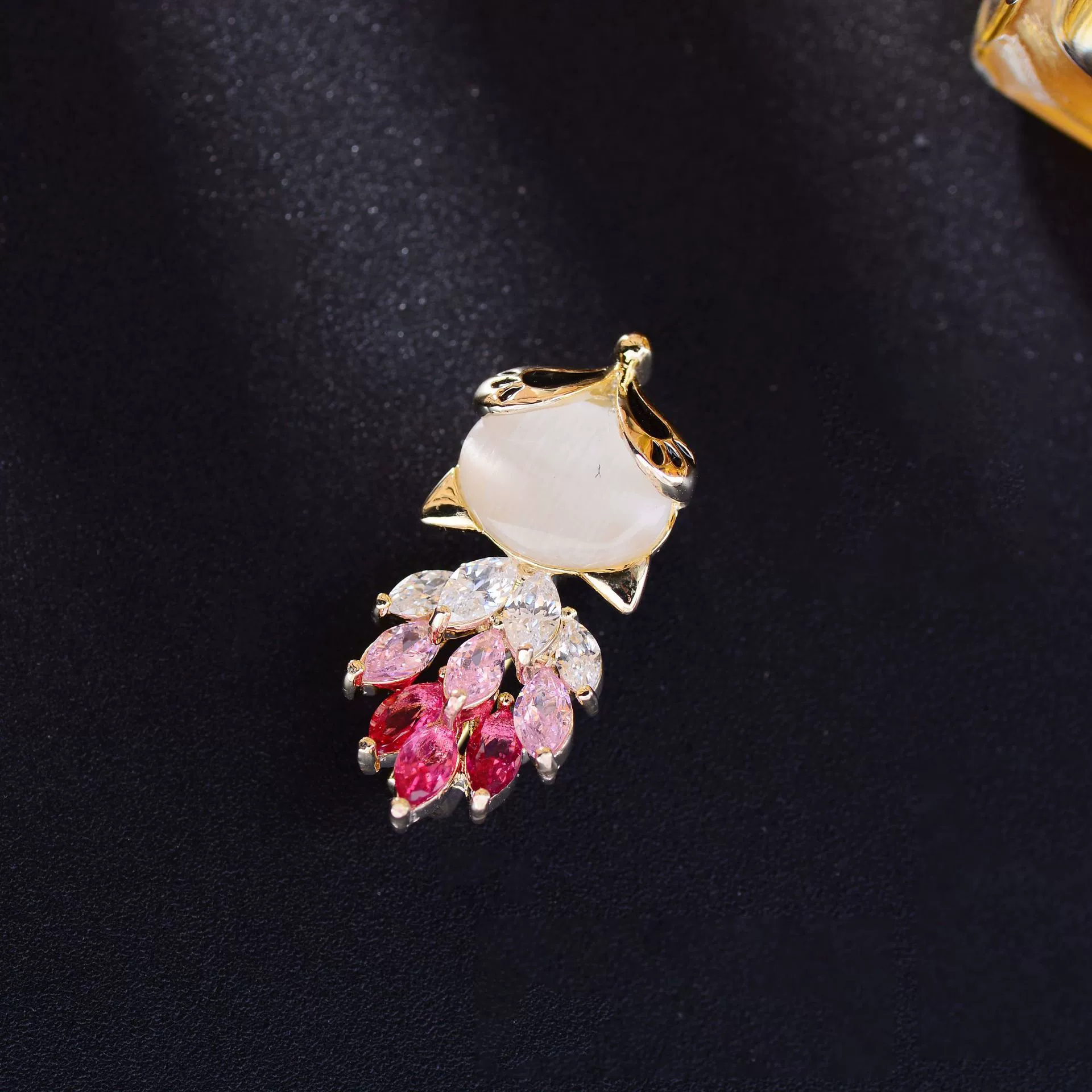 Fashionable cute creative protective underware, brooch, accessory lapel pin, cat's eye