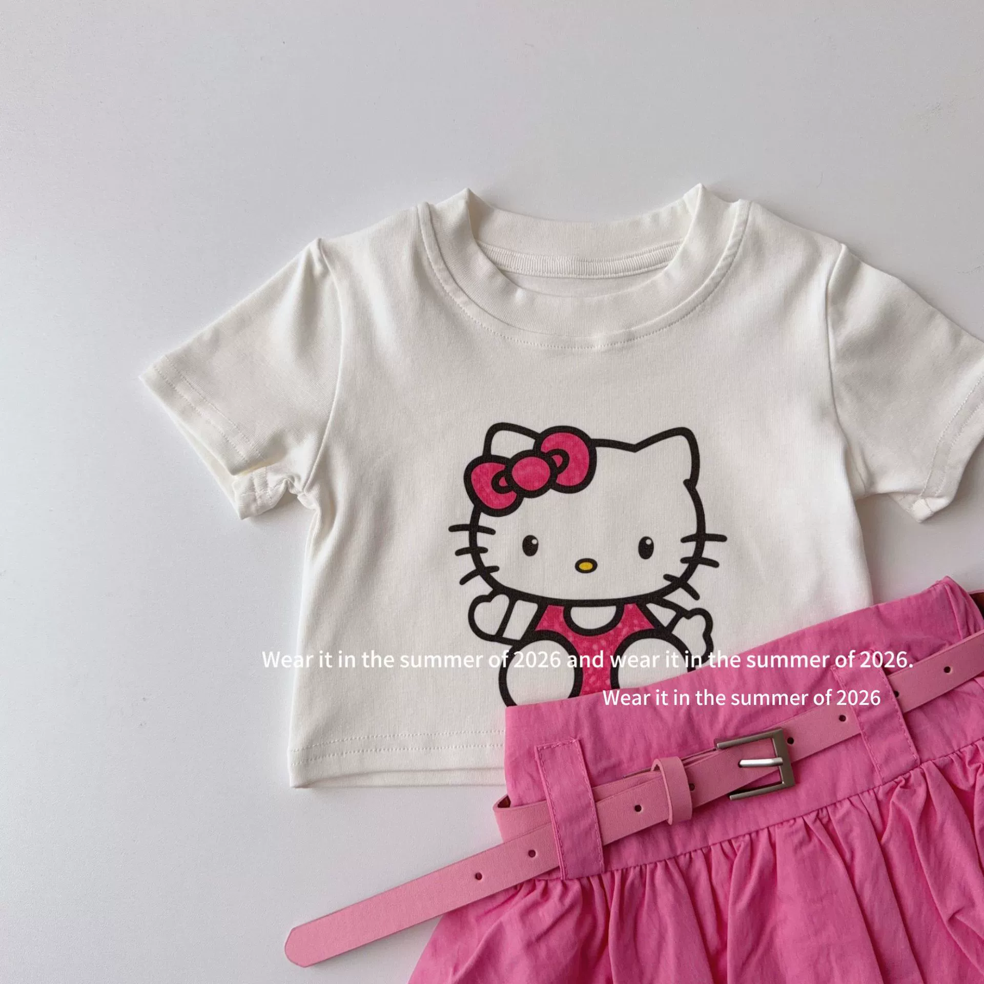 Summer T-shirt with a round collar