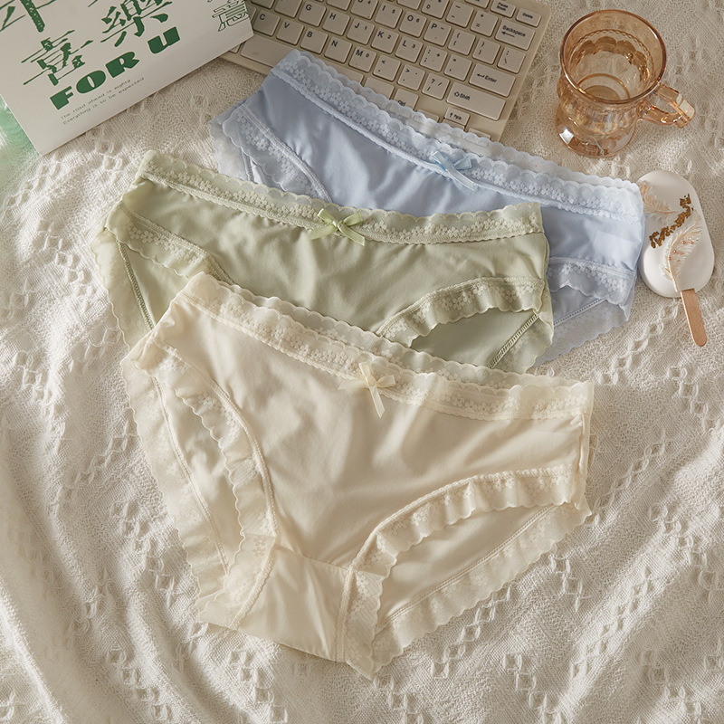 Japanese style quick-drying ice silk underwear seamless girls' cotton crotch mid-waist summer thin lace edge girls' briefs wholesale