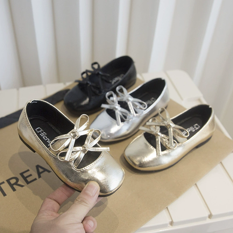 Маленькие кожаные туфли для девочек кроссовки балетная обувь для девочек 2024 весна и осень новые платья обувь для маленьких девочек