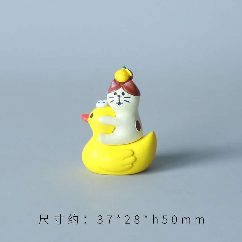 작은 노란 오리 고양이