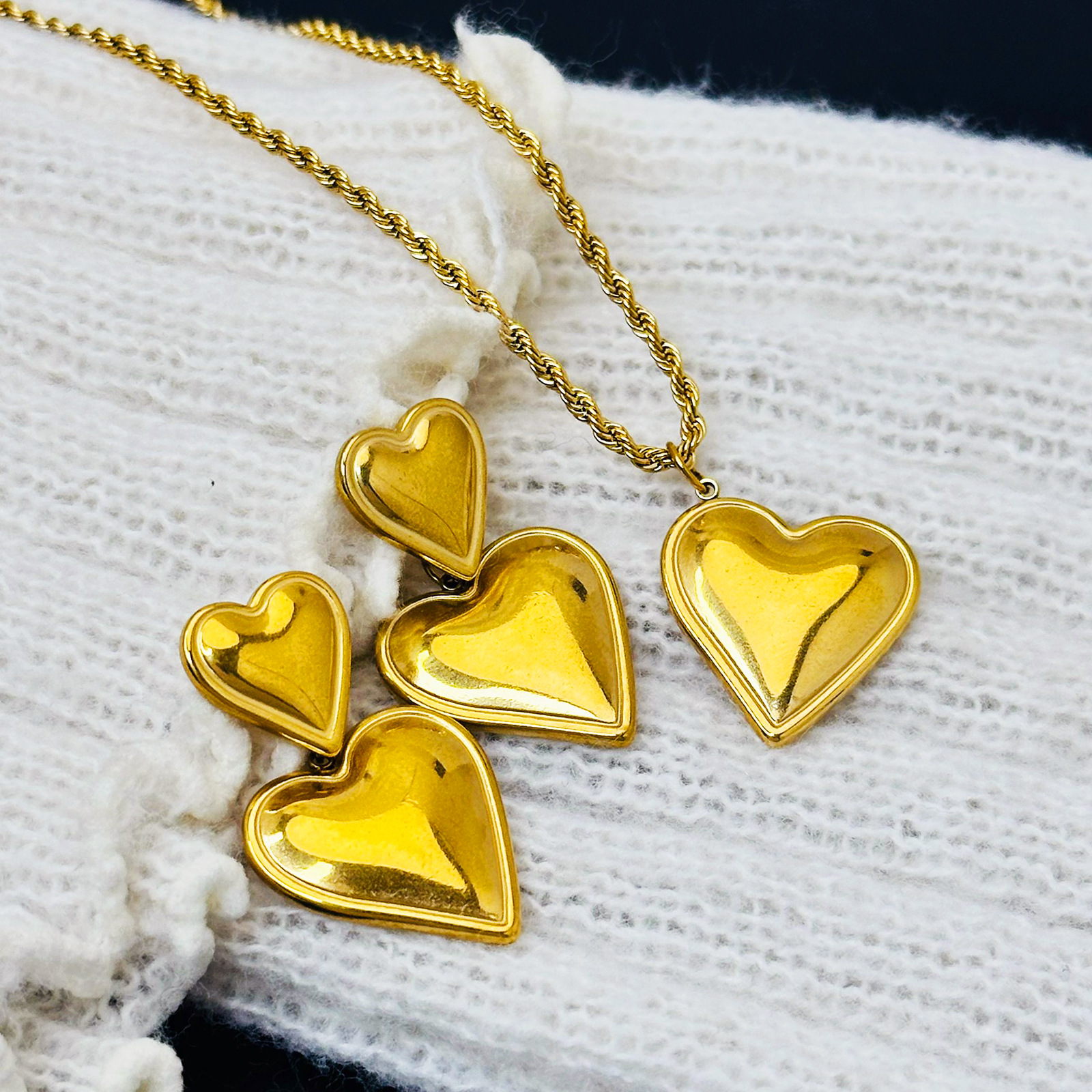 Amazon explosión ligera de lujo de alta calidad sensible a la superficie de la mano amor aretes combinación no se desvanece accesorios de lujo ligero nuevos productos