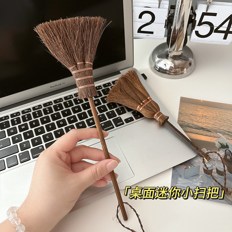 デスクトップのミニ小型携帯ほうきキーボードをきれいにします。|undefined