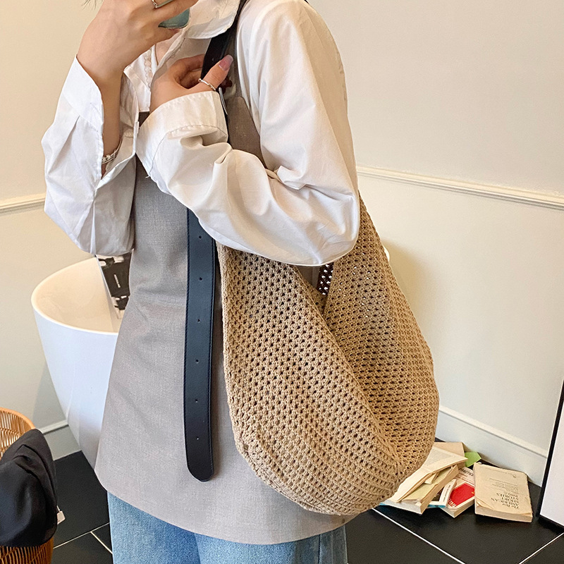 Bolso de axila de estilo explosivo de diseño hueco popular de verano 2025 nuevo bolso tejido de paja de moda bolso de playa señoras