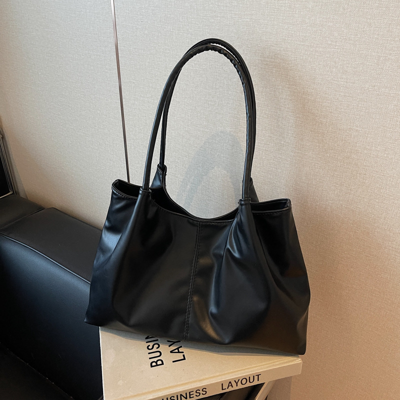 Bolsas de invierno de nicho de diseño de mujeres 2024, bolsas de hombro de gran capacidad populares de estudiantes este año