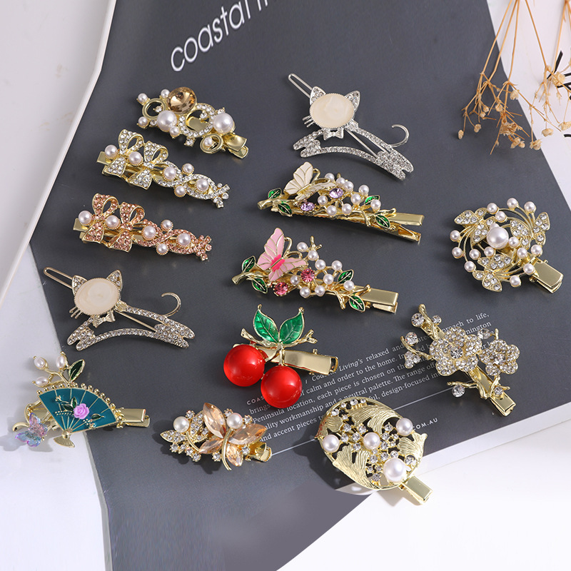 Fashion Flower Bow Knot Metal Handmade Inlay Artificial Pearls Artificial Diamond Hair Clip 1 Piece display picture 1