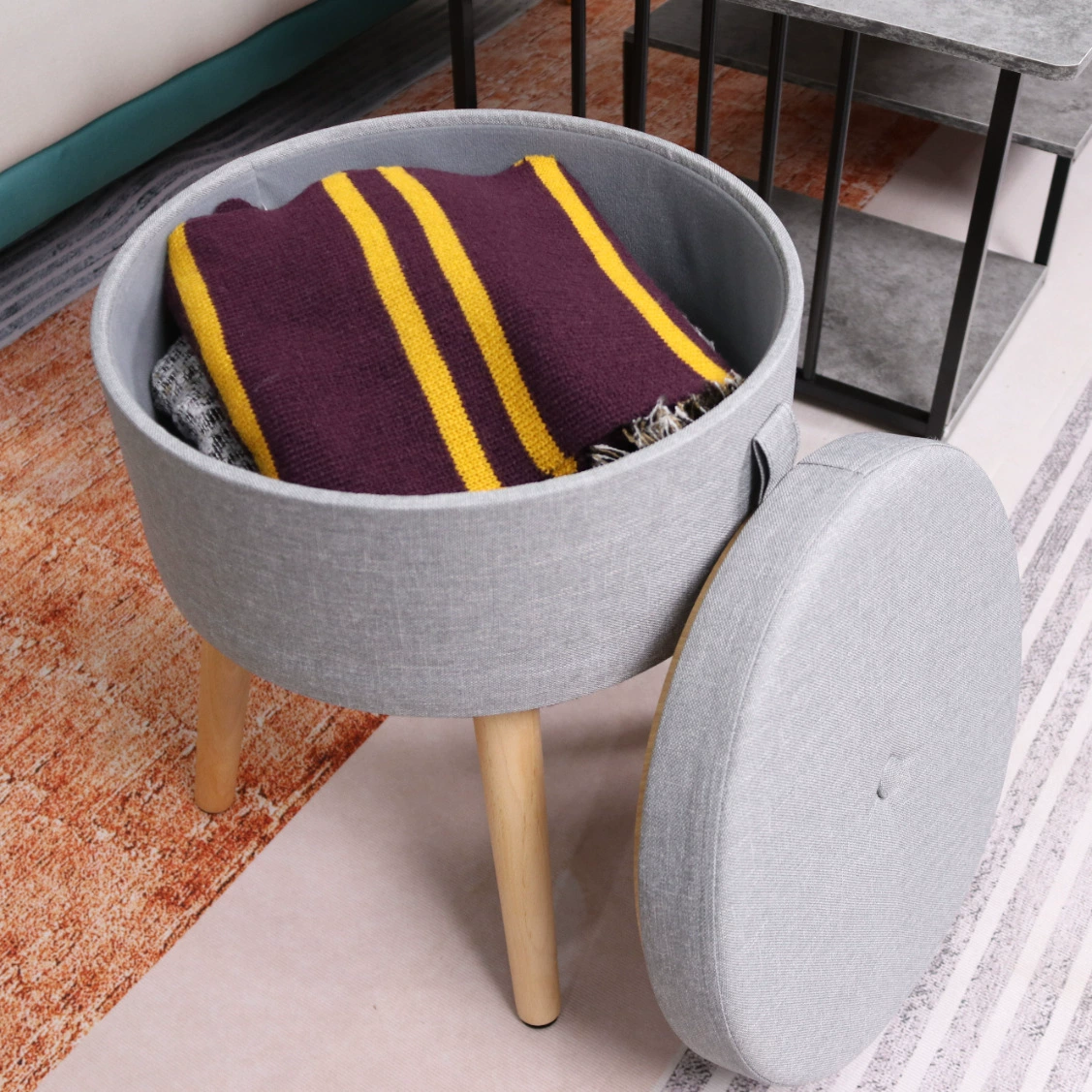 Производители могут изготавливать на заказ и оптом многофункциональные круглые пуфы из букового дерева с льняной обивкой, многоцелевые табуреты для хранения и скамьи для хранения.