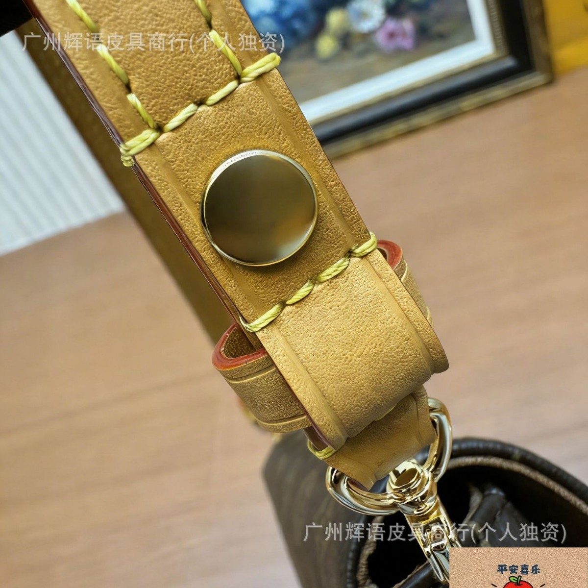 Bolso Semimetálico Importado con Diseño de Monograma de Rombos y Chip de Código Variable 163c
