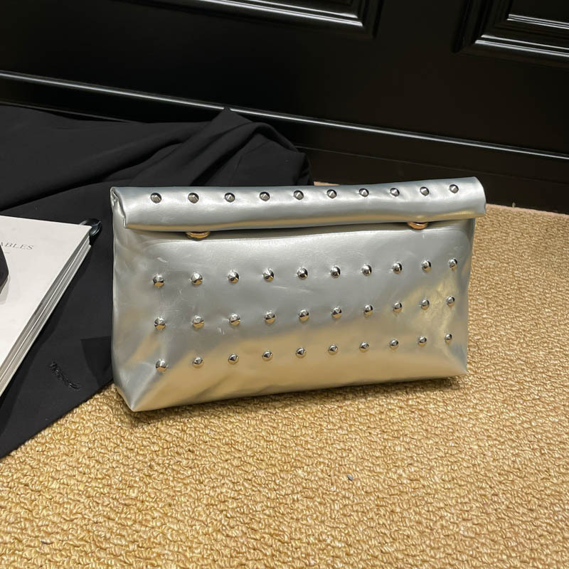 Niche bolsas de mano de gran capacidad de Europa y los Estados Unidos coreano 2025 nuevo bolso de hebilla de absorción de aire extranjero chica caliente sobre bolso de remachete de mujer