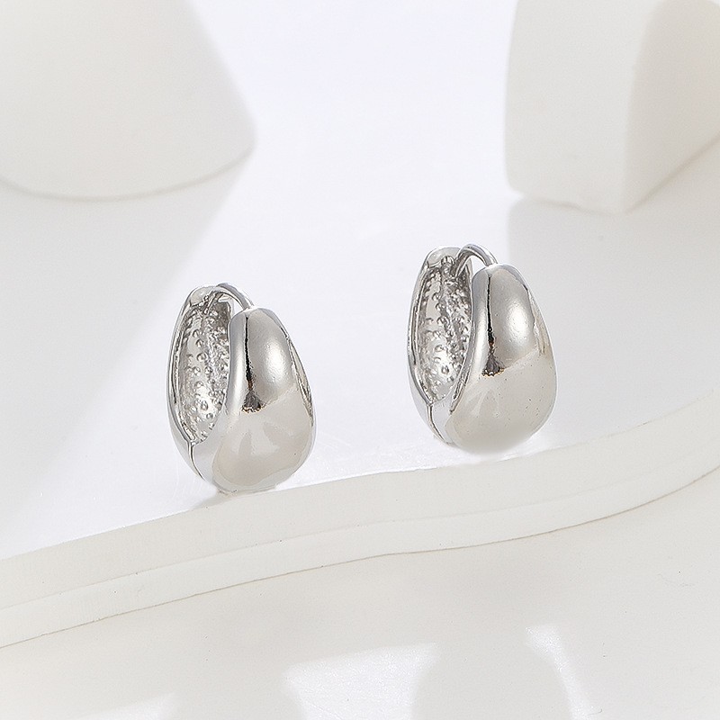 Silver pointed spike labret stud material detail