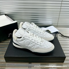 C家高級版稥稥家菱格复古棒球鞋、レースアップラウンドトゥアガムシューズ、パンダ配色レザー素材の白いスニーカー