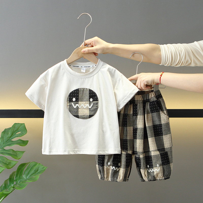 7911 Traje a cuadros de verano para niños 2025 nueva ropa de verano occidental para niños, traje de dos piezas de moda para bebés