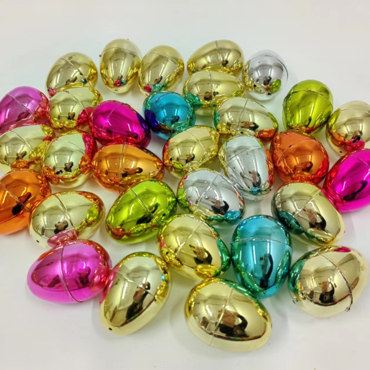 Hot sale huevo de Pascua 4 / 6 / 8cm abierto galvanizado de plástico huevo cáscara de jardín de infantes huevo de juguete de lotería para niños