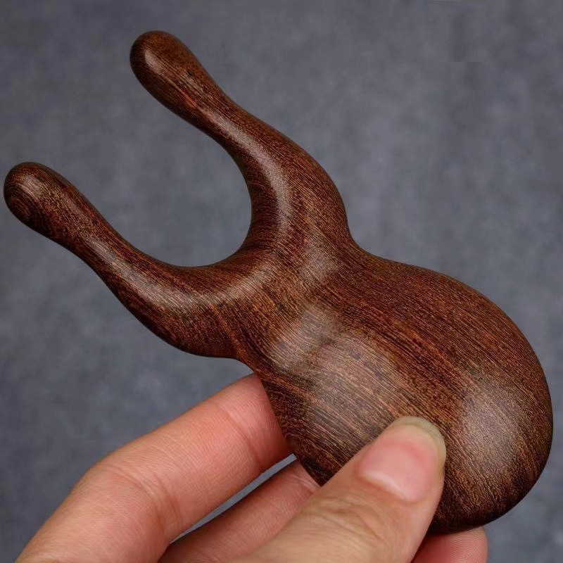 ホノルルの小さいカエルの大きい鼻は目のマッサージ器の鼻筋の鼻の鼻翼の顔をかすめて筋の棒の鼻をかきます。|undefined