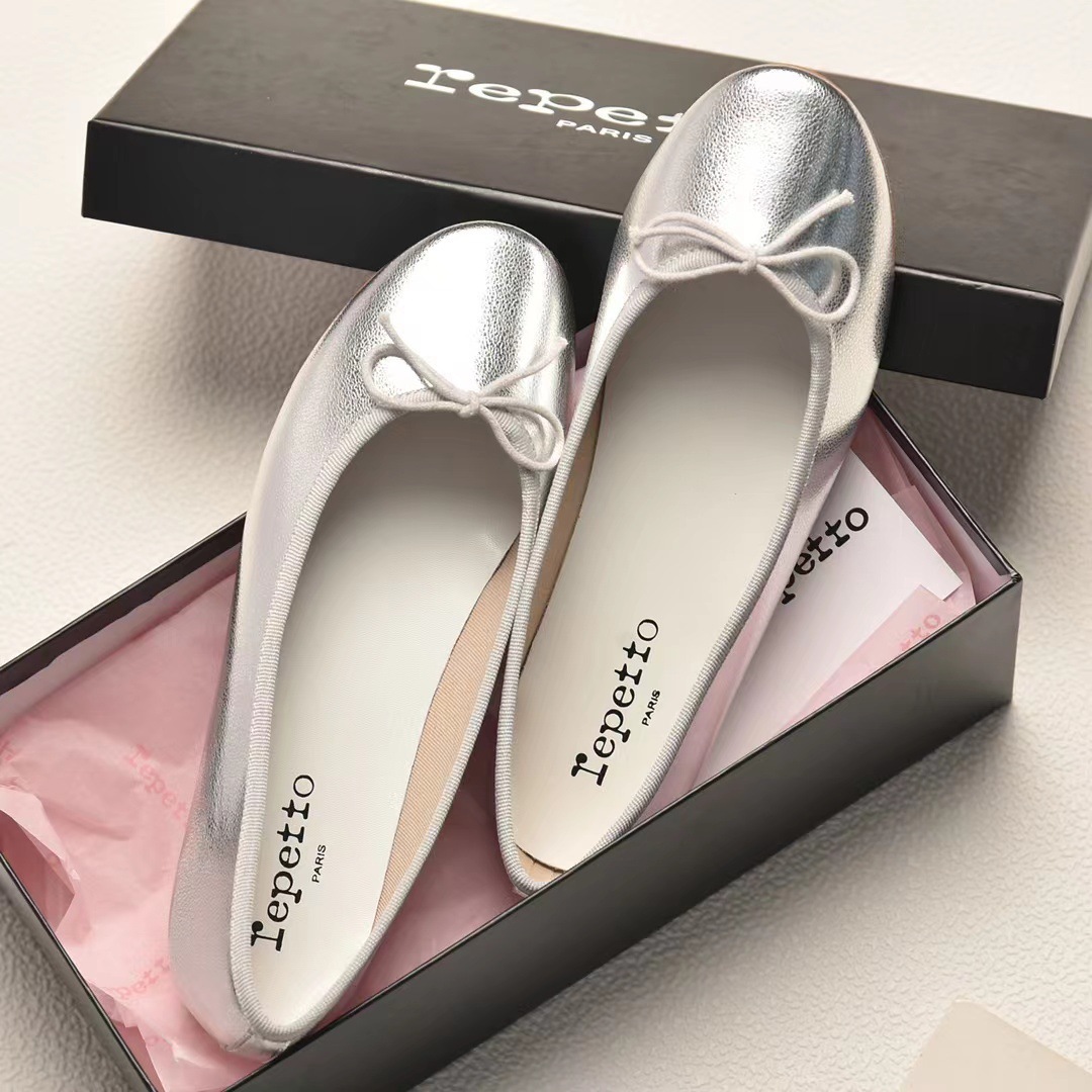 Elegant ballet shoes flat low-cut with bow